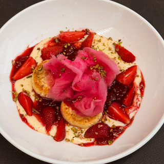 Сирники з заварним кремом з білого шоколаду і полуниці