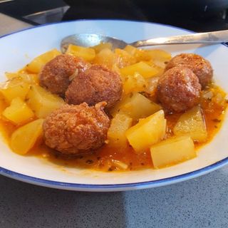 Pintxo de albóndigas (3 uds.) y patatas