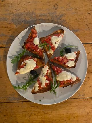 Brusketi Caprese