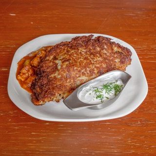 Placek z gulaszem po węgiersku