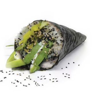 95. Temaki de aguacate con rábano amarillo y pepino (1 pieza)