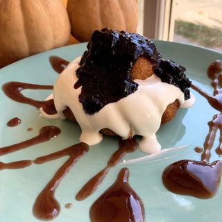 Papanași cu dulceața de afine și smântâna/ ciocolata