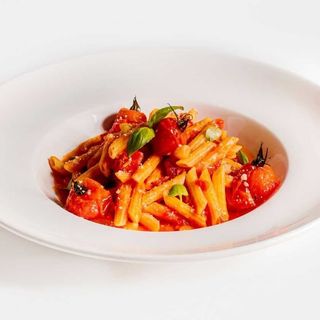 Penne ao molho de tomate fresco e manjericão