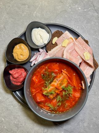 Борщ з салом та ребром