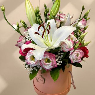 Голяма нежна кутия с лилиум, еустоми и рози