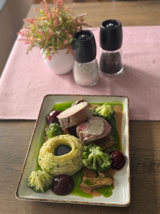 Polędwica wieprzowa z sosem grzybowym ok.180g