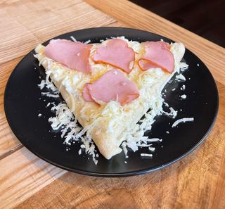 Palačinka sa pečenicom, kačkavaljem, pavlakom i kečapom