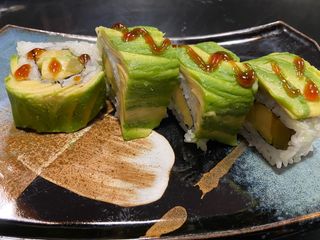 Maki Dragón aguacate tamago nabo y salsa 