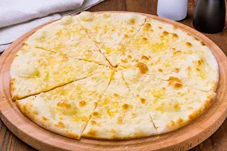 Focaccia cu mozzarella și usturoi pizza