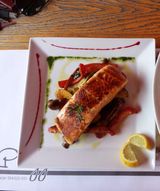 Losos na žaru sa grilovanim povrćem