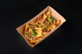 Картопляні діпи з беконом під сирним соусом 