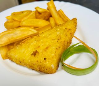 Кашкавал пане с гарнитура пържени картофи