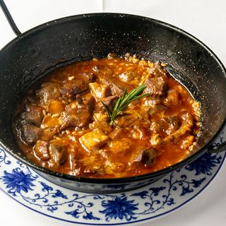 Caldereta de arroz campero con carne de buey y boletus.