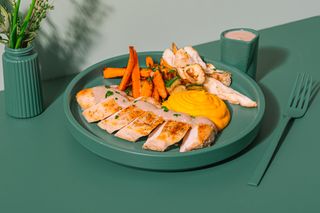 Piept de pui cu piure de morcovi și ciuperci "coama leului"