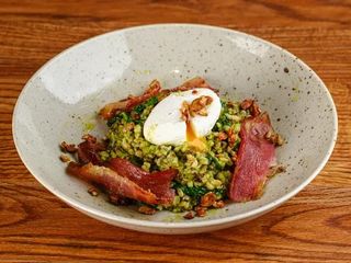 Зелена каша з беконом та яйцем пашот (330g)