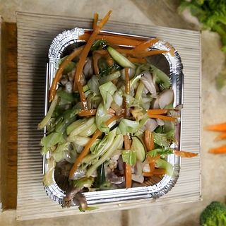 Spaghetti di riso con pollo e verdure