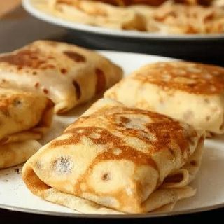 Duży naleśnik z ziemniakami i serem