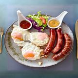 Kobasice i jaja na oko