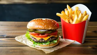 Burger z bekonem i serem zestaw