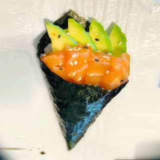 29. Temaki De Salmón (1 Ud.)