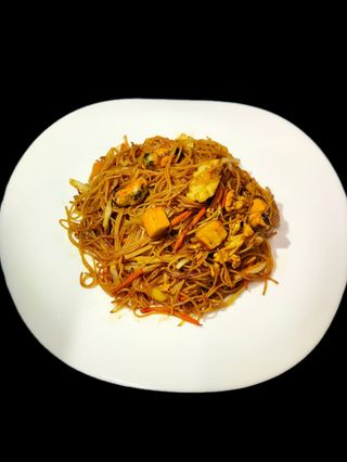 Spaghete de orez cu fructe de mare