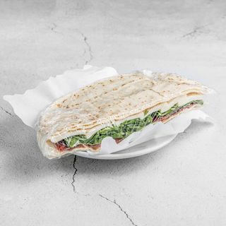 Piadina bresaola , rucola , mozzarella e maionese