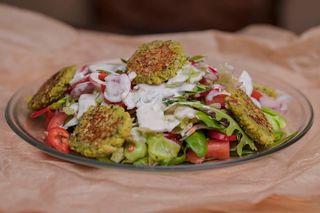 Salatat bil falafel