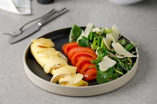 Omletă franceză cu cașcaval Brie și mix de salate