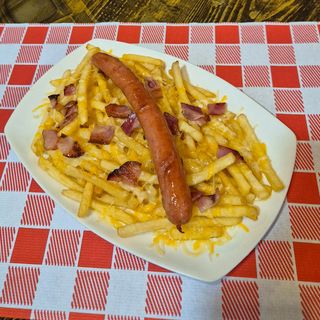 Patatas fritas con beicon, queso y salchicha a elegir