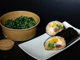 Комбо Хенд-рол фірмовий з тунцем +Хіяші вакаме з горіховим соусом (520g)