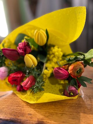 Bouquet di fiori di stagione e mimosa