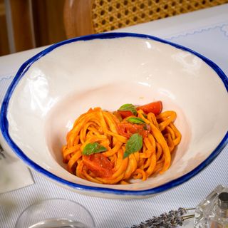 Tagliolini cu roșii proaspete și busuioc