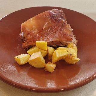 Ración de lechona con patas disponibles en Tapers de 750 ml 