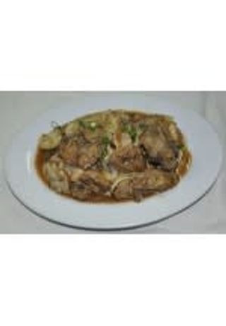 200. Задушени пилешки дробчета с лук и гъби (250г)