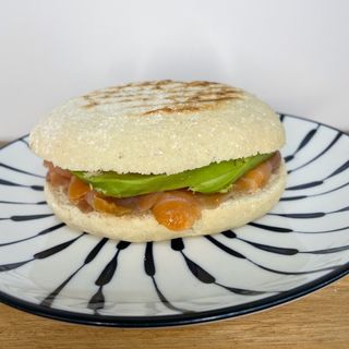 Mollete de salmón, queso crema y aguacate