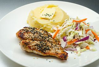 Pierś w sezamie, ziemniaki, surówka