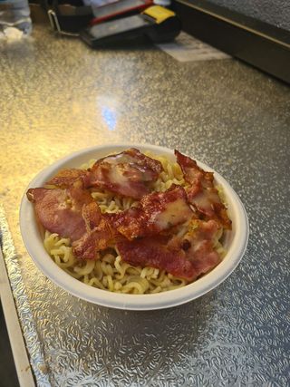 Nudle u sosu sa hrskavom slaninom 500g