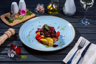 Muschi de vita marinat cu legume si ceapa caramelizata