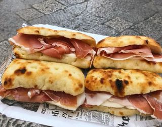Pan focaccia prosciutto crudo e mozzarella