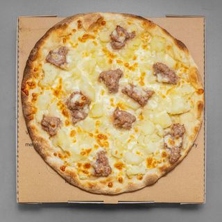 Pinsa tonda patate e salsiccia