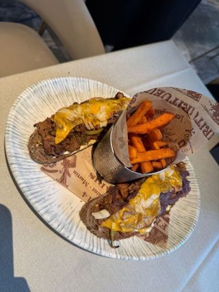 Сандвич с дърпано телешко и бекон