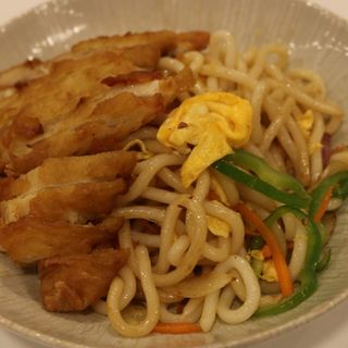 Udon con pechuga de pollo reboza