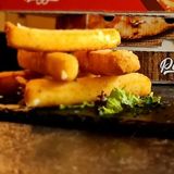 Queso Frito con mermelada de arándanos