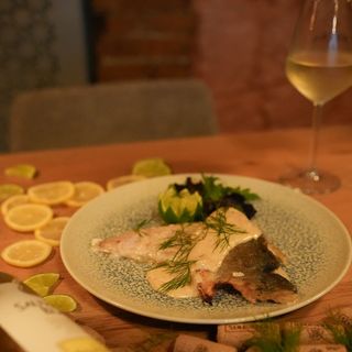 Dorada file cu sos de lamaie si usturoi
