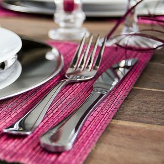 Conjunto de talheres de plástico recicláveis e reutilizáveis.