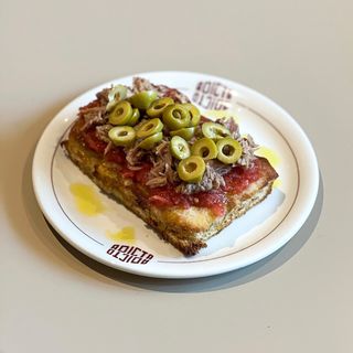 Focaccia de tomate, atún y olivas