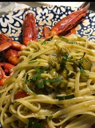 Linguine con calamari , gambero rosso,asparagi e pomodorino