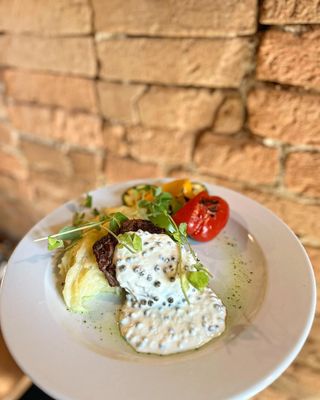 Stek wołowy z sosem pieprzowym lub grzybowym