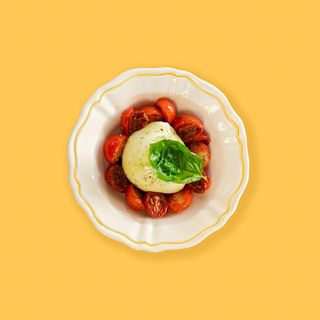 Mozzarella di bufala camapana DOP con pomodorini