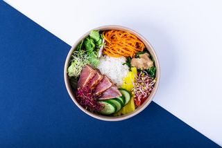 Poke bowl z tuńczykiem i ryżem